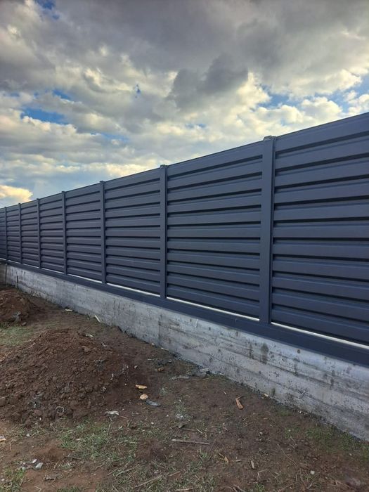 Construim garduri din panouri tip jaluzea, sipca metalica, tabla cutata, plasa bordurata