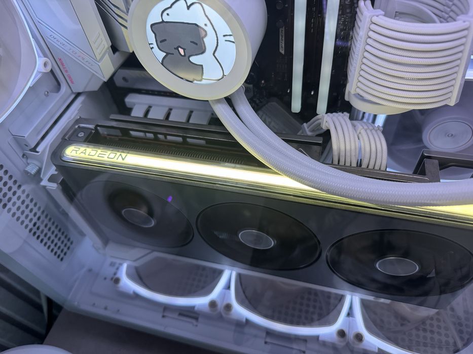 Видеокарта Sapphire Nitro+ AMD Radeon RX 7800 XT 16GB (Гаранция до декември от озон)