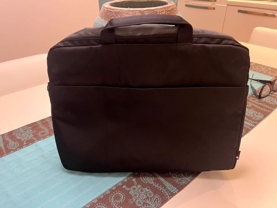 Geantă laptop INCASE, în stare ireproșabilă, ca nouă