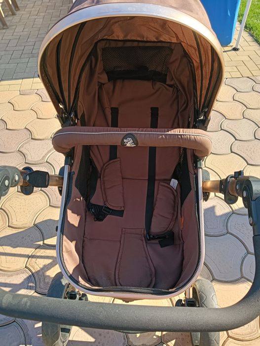 Vând cărucior si tricicleta