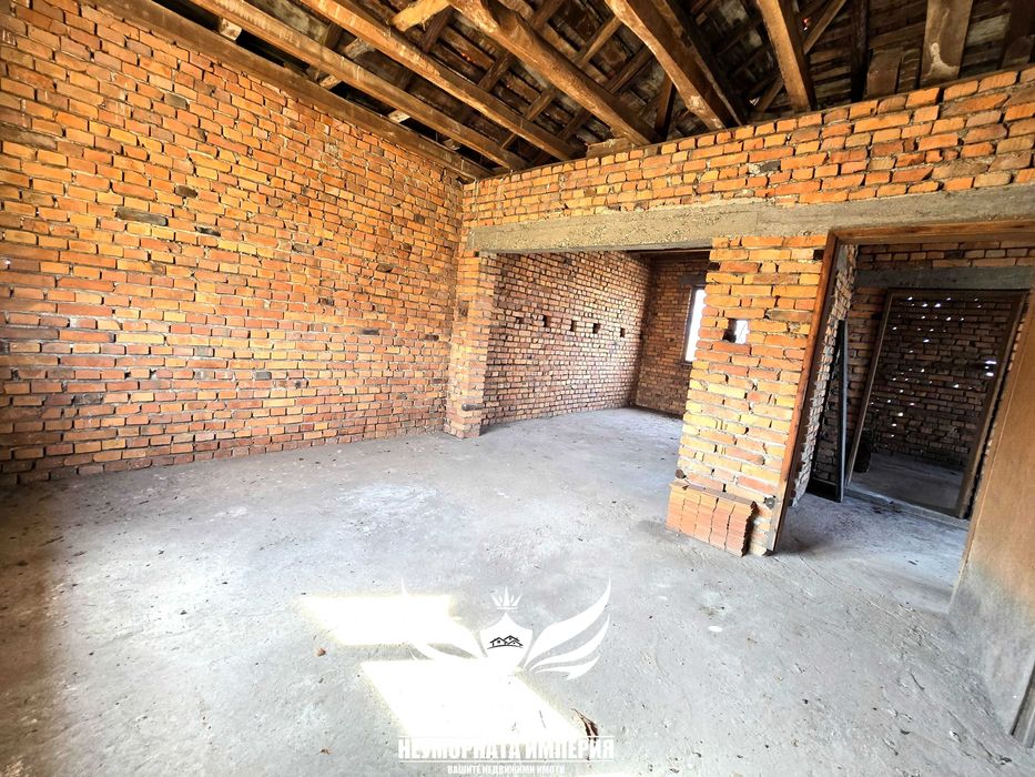 Продавам двуетажна къща 175РЗП и двор 890кв.м. с гараж в с.Кочево