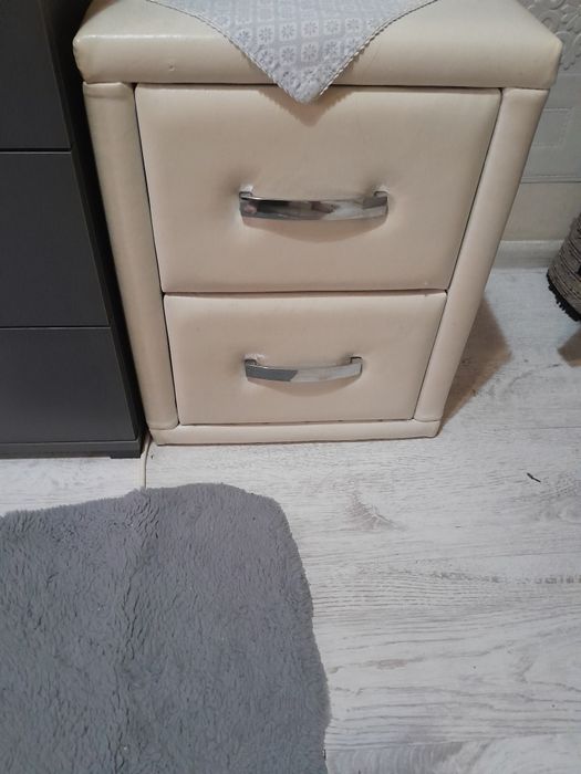 Noptieră învelită în piele