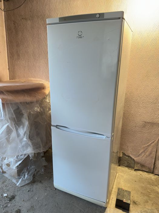 Холодильник indesit
