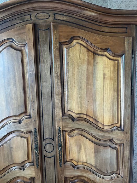 Масивен орехов гардероб