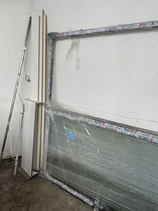 Vand usa dubla din aluminiu de 200x 180 cu doua usi glusante de cate 90 de cm fiecare, ideala pentru balcoane terase etc..