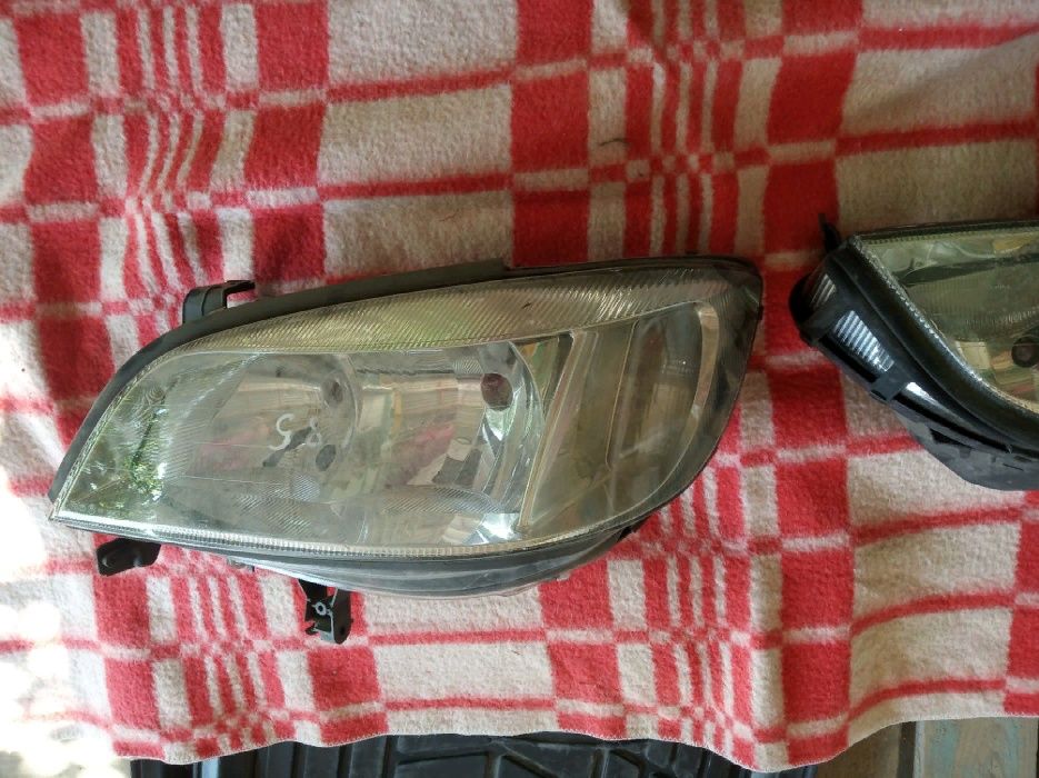Фары на Опель Зафира.