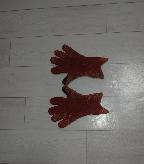 Продам перчатки Adidas Predator.