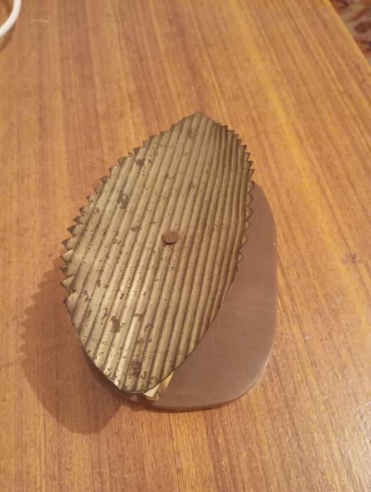 Статуэтка ёжик с листом.