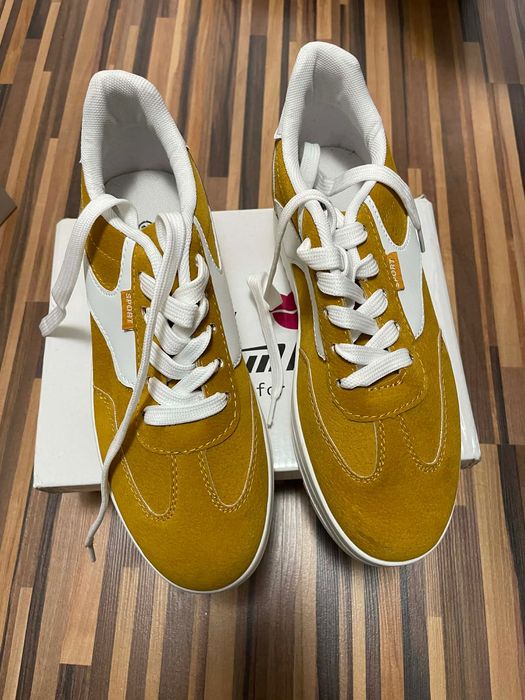 Дамски велурени обувки