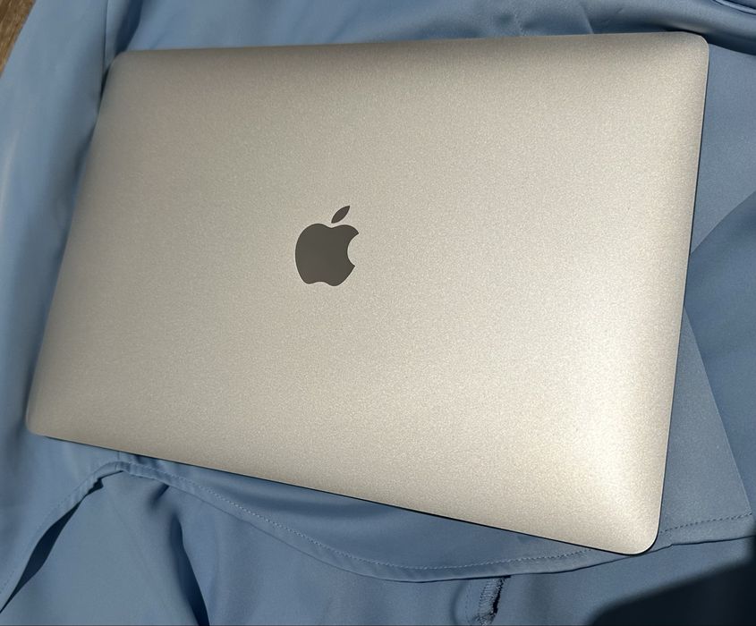 Macbook Air, chip M1, 512 GB memorie, 8GB RAM