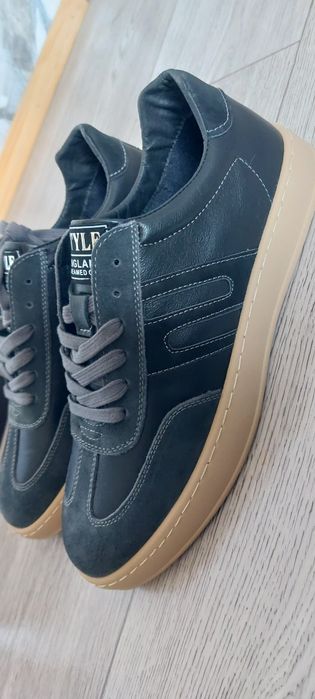 Продам кроссовки