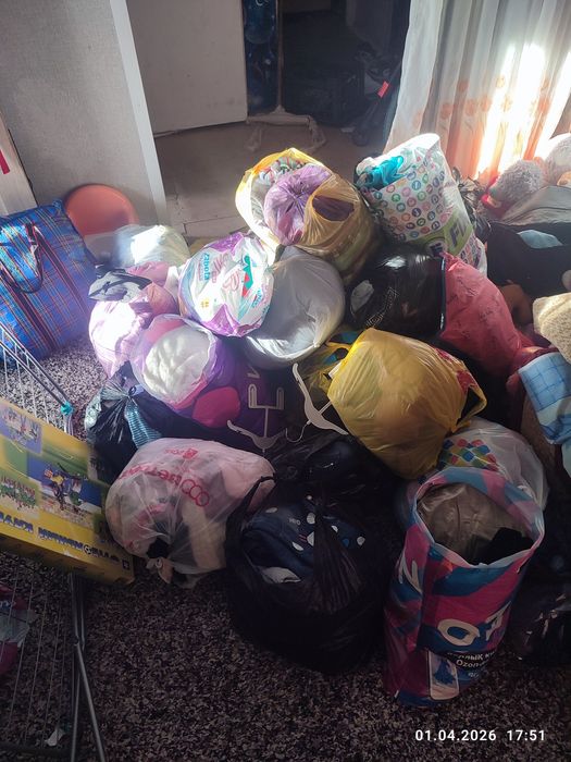 Отдам за какие-нибудь вкусняшки очень много вещей