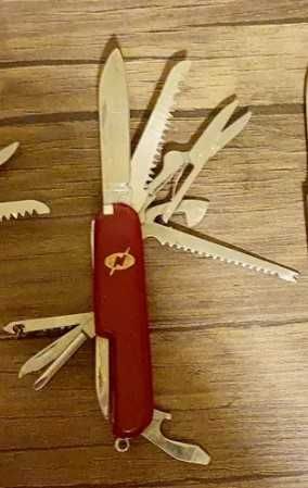 Briceag camping rosu cu 11 piese componente