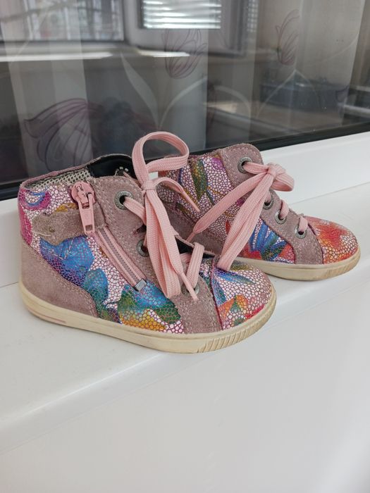 Детски пролетни  обувки на superffit за момиче  номер  23 и 33