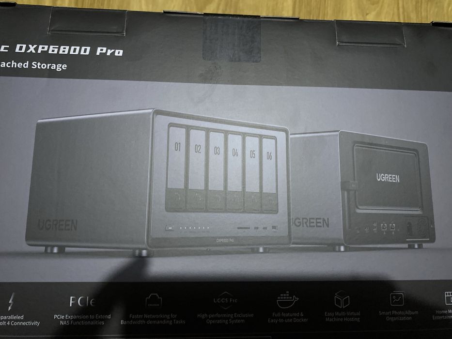 dispozitiv de stocare în rețea (NAS) UGREEN NASync DXP6800 Pro.