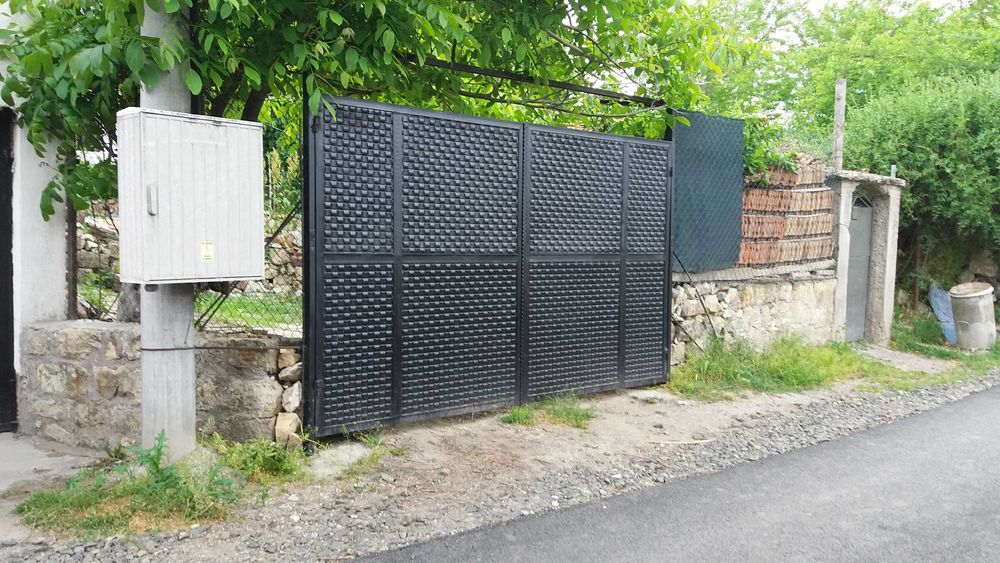 Къща  самостоятелна с двор и парко место ,Home for sale with garden