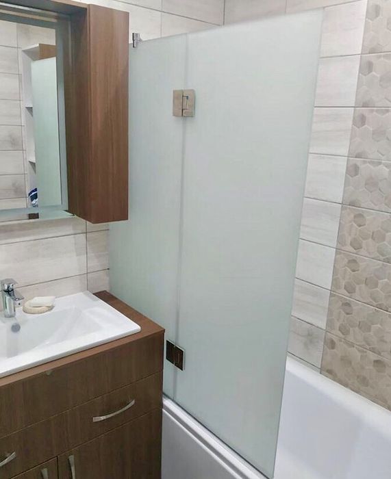 Стеклянные шторки для ванной