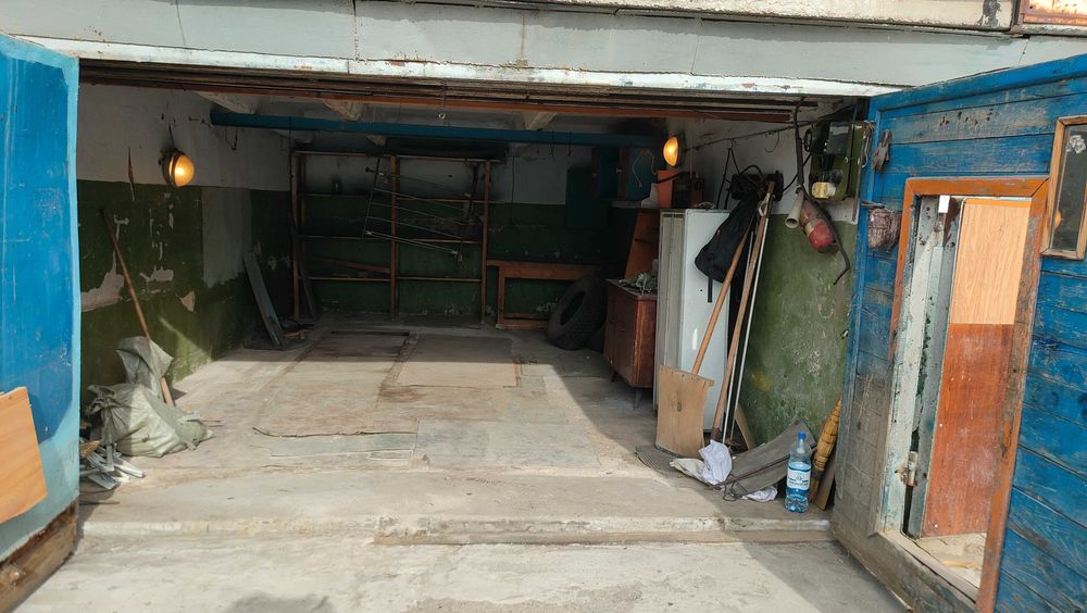 Продам гараж, расположен в удобном месте.