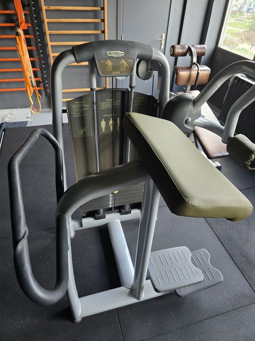Technogym Glute (aparat mușchii fesieri și parte  spate a piciorului)