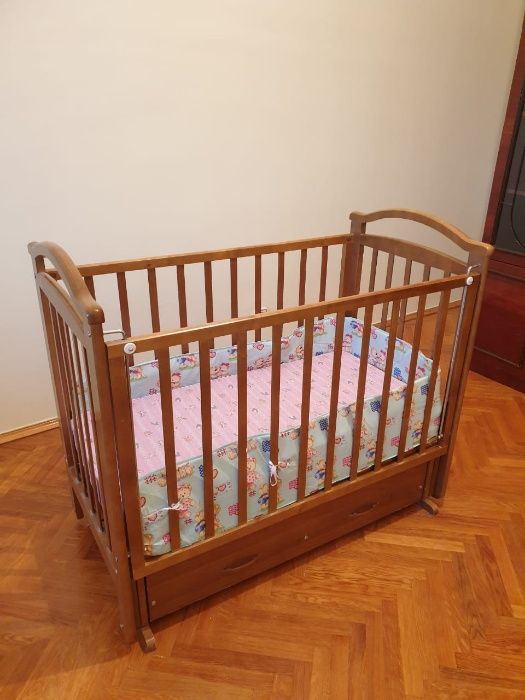 Кроватка детская деревянная