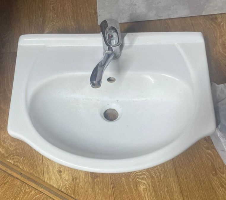 Продам раковину со смесителем вместе