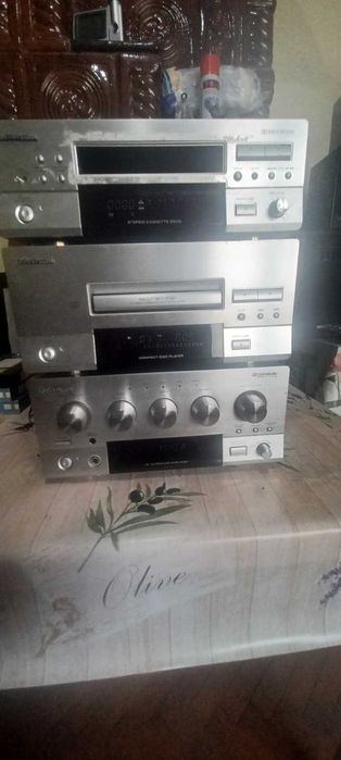 Amplificator Universum functioneaza foarte bine .Bonus cd ,,si caset deck .