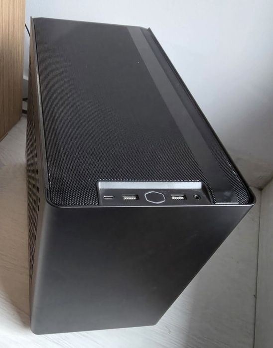 Carcasa Cooler Master NR200P Max V2 Mini-ITX (varianta cu sursa gold de 850w și aio).