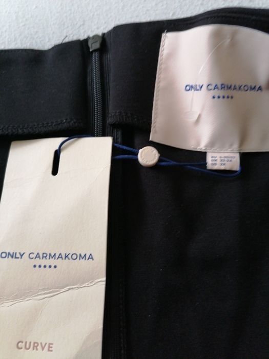 Черна кожена пола за смели и богати на размер дами.