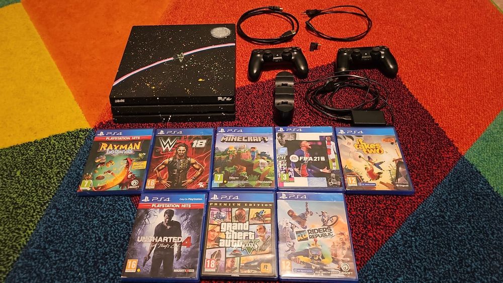 PS4 Pro Custom + 2 controllere + stație încărcare + 8 jocuri