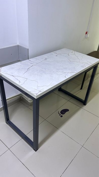 Стол с железными ножками