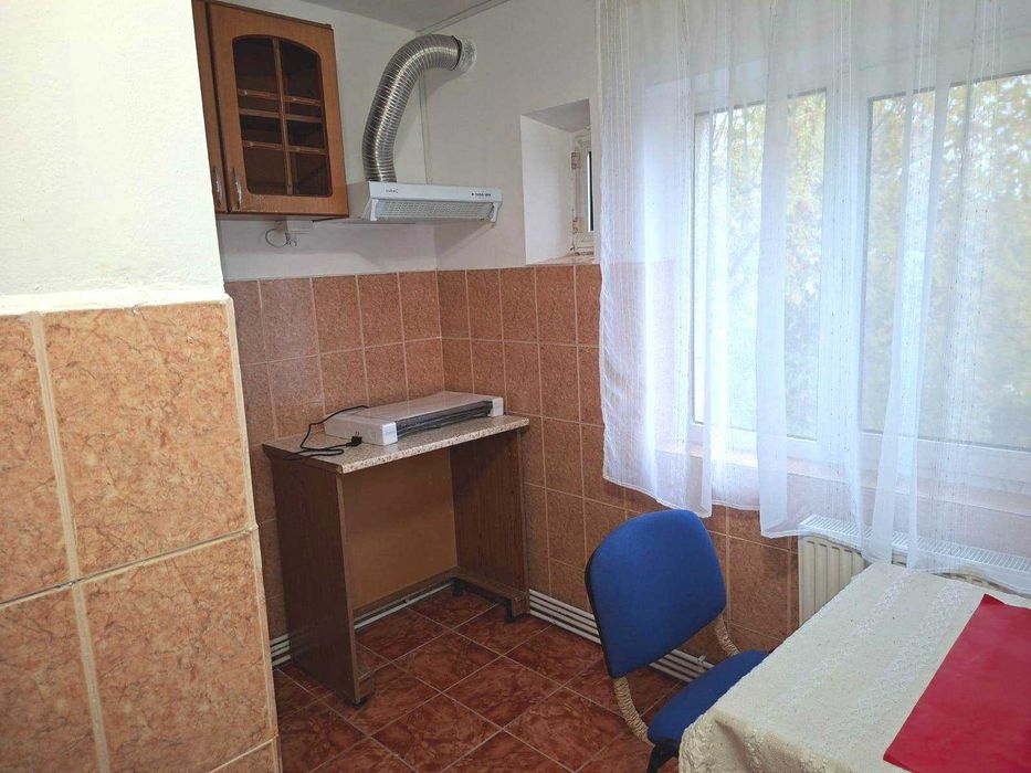 Garsonieră decomandată de închiriat Târgoviște, str. Ciprian Porumbescu, etaj 1