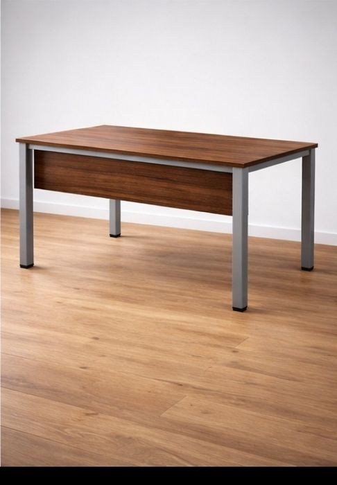 Birou 120x80 cm cu panou frontal, culoare nuc – solid, mici zgarietur