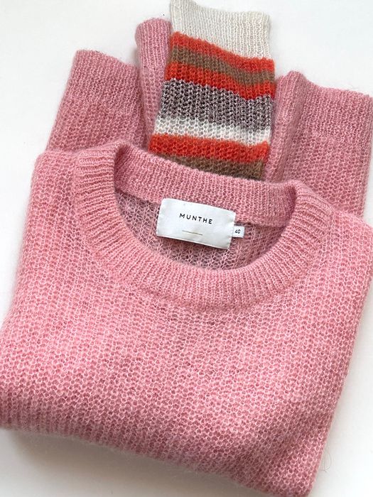 Munthe топъл мек светло роза пуловер