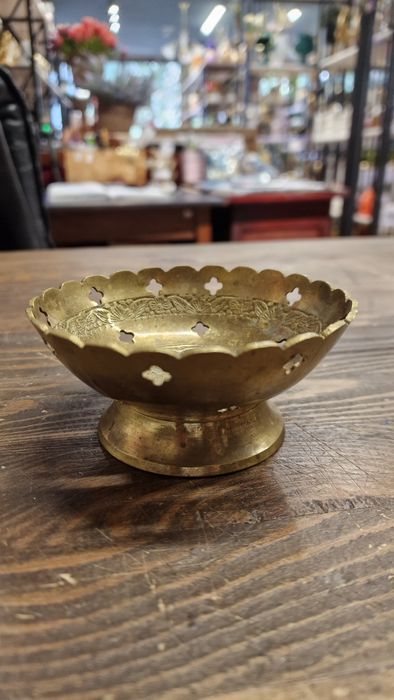 Посуда из металла ретро.