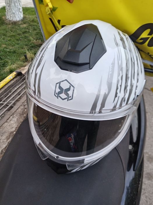 Skuter va Motosikllarini uchun yengi oq kaska srochna naqdga sotiladi.