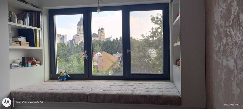 divan fereastra dormitor +biblioteca