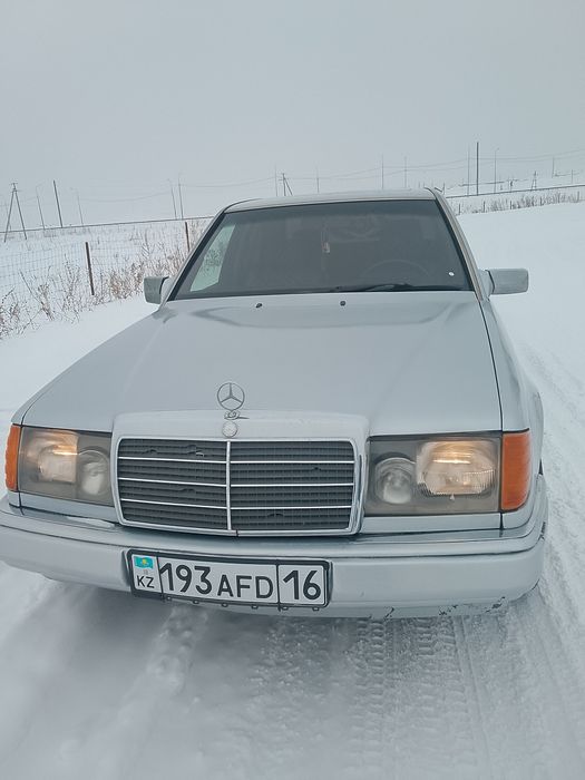 Мерседес Е 200 Машина на полном ходу.п