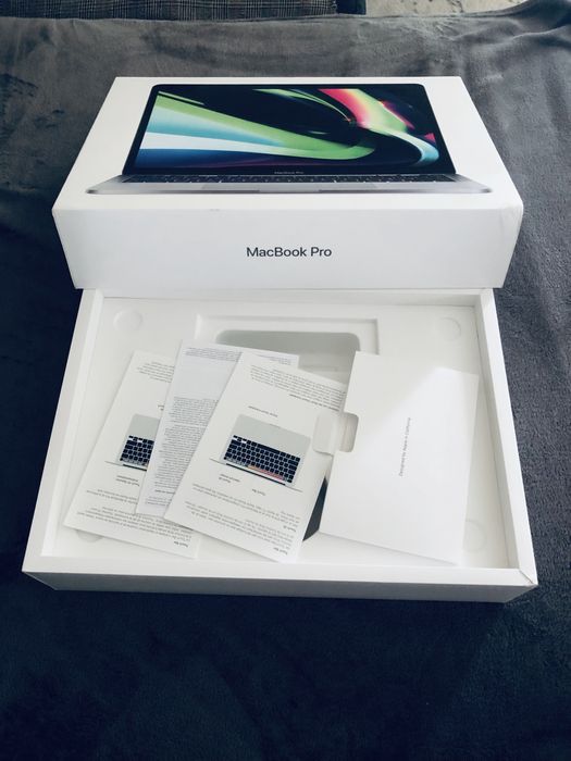 Cutie goală MacBook Pro