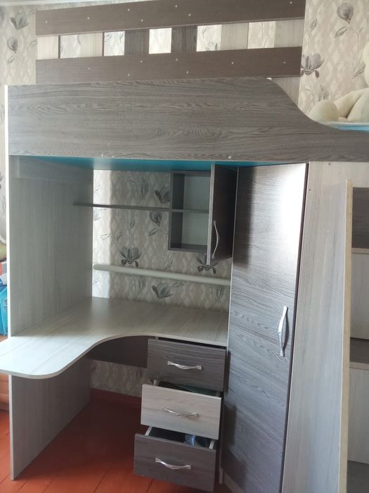 Детская кровать .шкаф, стол