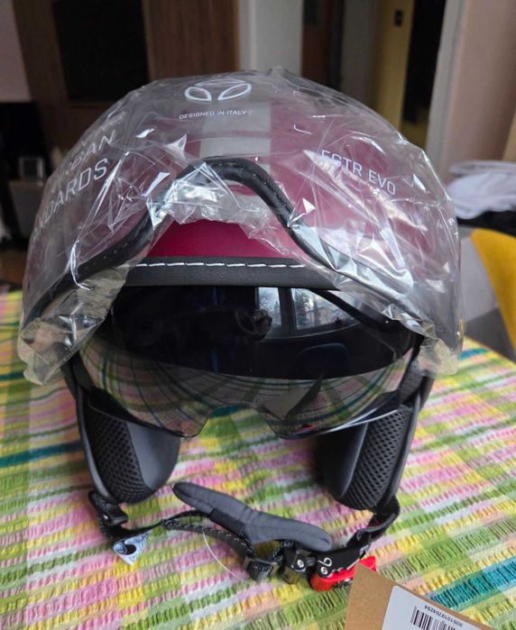 каска за мотор MOMO