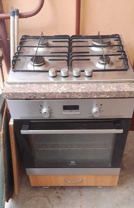 Cuptor electric + plită pe gaz + hotă