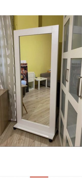 Зеркало на колесиках