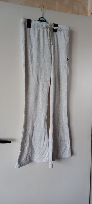 Долните от анцуг Hollister.