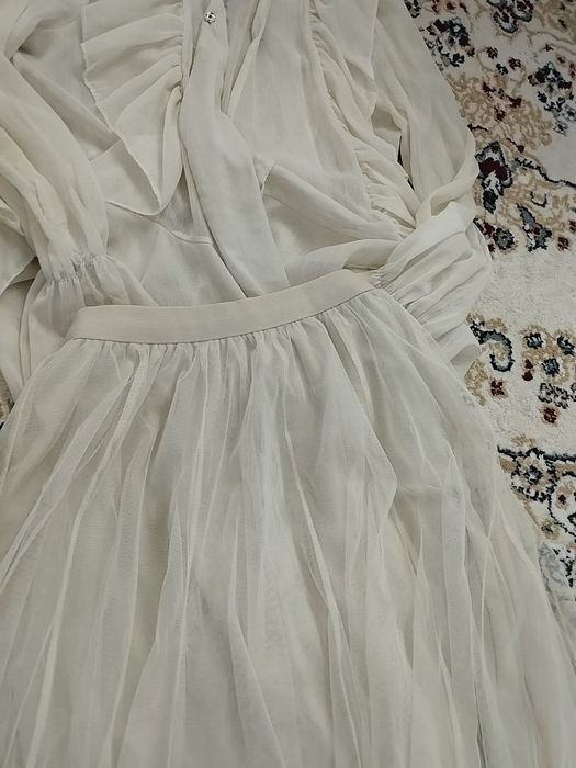 Юбка мен кофта өте әдемі тұрады киген де