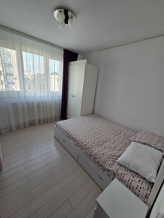 Ofer spre inchiriere 3 camere in zona Trapezului
