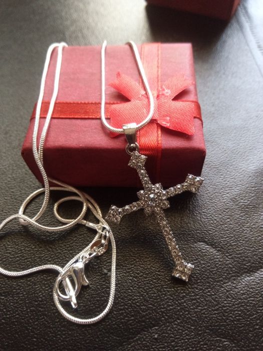 Дамско колие с кръст