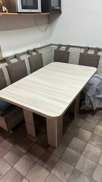 продам кухонный стол с диваном