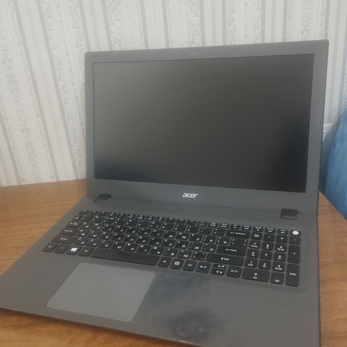 Продам ноутбук Acer в среднем состоянии работает хорошо.