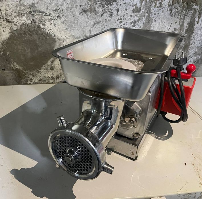 Мясорубка прадаётся