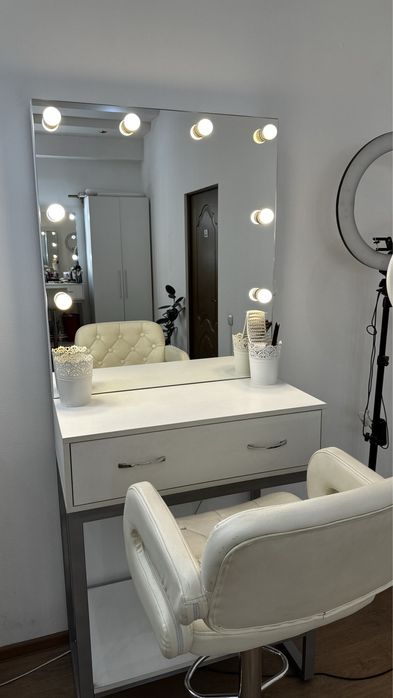 Стол для визажиста